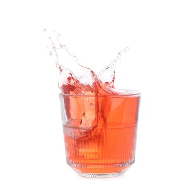 Beyaz arkaplanlı klasik negroni kokteyli.