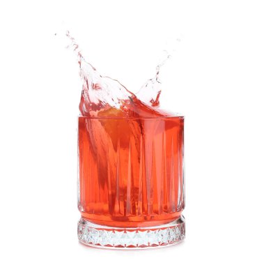 Beyaz arkaplanlı klasik negroni kokteyli.