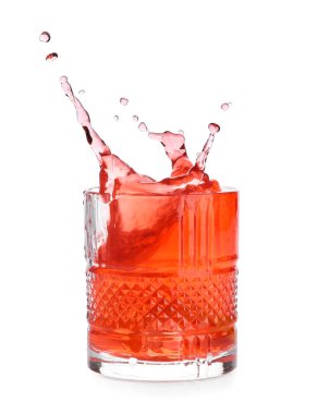 Beyaz arkaplanlı klasik negroni kokteyli.