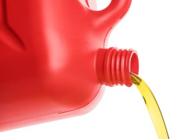Kutudan beyaz arka plana motor yağı dökülüyor, yakın plan