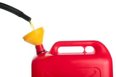 Beyaz arkaplan üzerine motor yağı dökülüyor, yakın plan