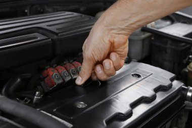 Erkek tamirci araba motoru açıyor