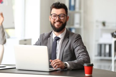 Laptop ofiste çalışan yakışıklı adam