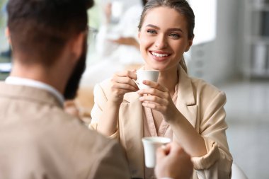 İş adamları ofiste kahve molası veriyorlar.