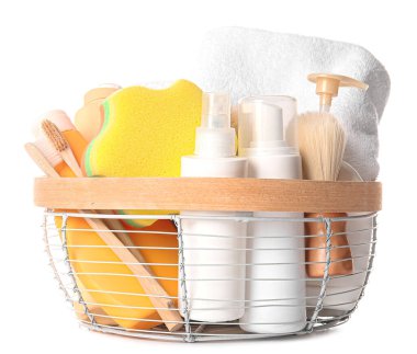 Havlu dolu sepet, banyo malzemeleri ve beyaz arka planda sünger.