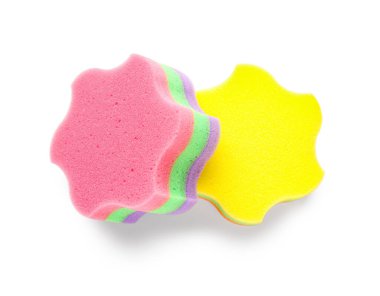 Beyaz arkaplanda farklı yıldız şekilli banyo süngerleri