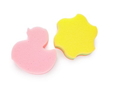 Beyaz arka planda şirin ördek ve yıldız şekilli banyo süngeri.