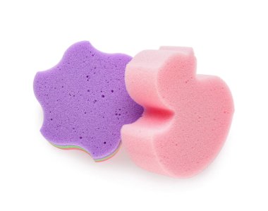 Beyaz arka planda şirin ördek ve yıldız şekilli banyo süngeri.