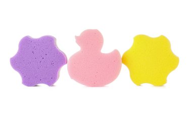 Beyaz arka planda farklı şirin banyo süngerleri