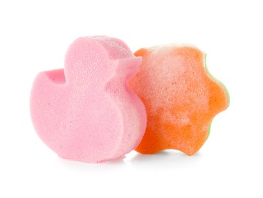 Ördek ve yıldız şeklinde süngerler beyaz arka planda köpükle