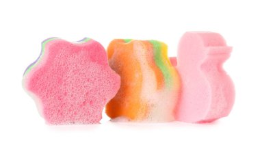 Ördek ve yıldız şeklinde süngerler beyaz arka planda köpükle