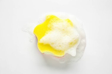 Beyaz arka planda sabunlu yıldız şekilli banyo süngeri