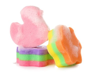 Beyaz arka planda şirin sabunlu banyo süngerleri.