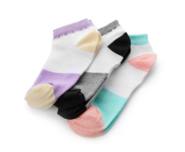 Beyaz arkaplanda farklı çoraplar