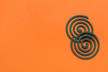 Kırmızı arkaplanda sivrisinek spiralleri