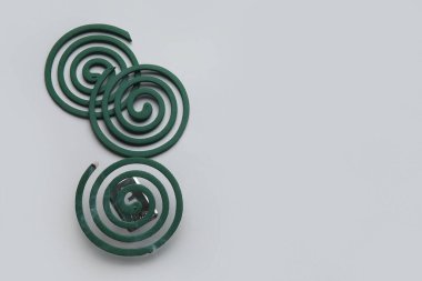 Işık arkaplanındaki sivrisinek spiralleri