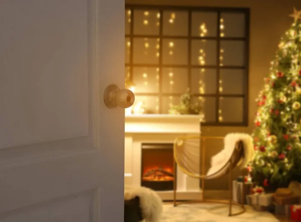 Utsikt Över Vardagsrummet Inrett För Jul Från Öppen Dörr — Stockfoto