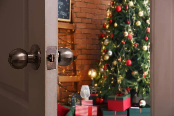 Вид Вітальню Прикрашену Різдво Відкритих Дверей — стокове фото