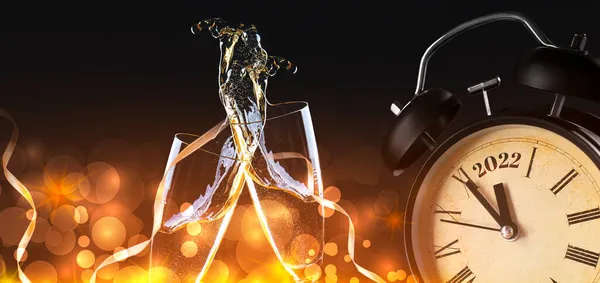 Ceas Deșteptător Ochelari Șampanie Fundal Întunecat Anul Nou 2022 Sărbătoare — Fotografie, imagine de stoc