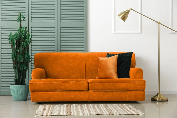 Interior Elegante Sala Estar Com Sofá Confortável Lâmpada Cacto — Fotografia de Stock