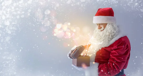 Portret Van Kerstman Openingsgeschenk Lichte Achtergrond Met Ruimte Voor Tekst — Stockfoto