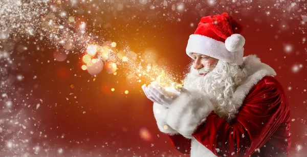 圣诞老人在彩色背景下与雪玩耍并留有文字空间的画像 — 图库照片