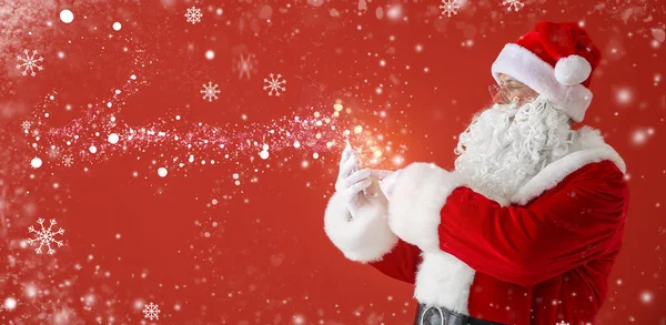 Porträt Des Weihnachtsmannes Mit Handy Auf Farbigem Hintergrund Mit Platz — Stockfoto