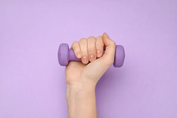 Mano Femminile Con Manubrio Sfondo Viola — Foto Stock