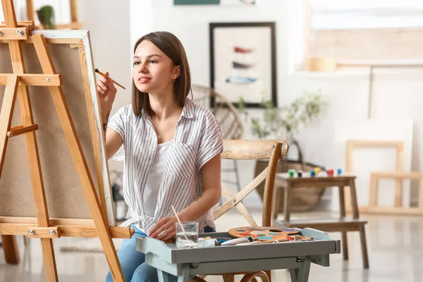 Joven Artista Femenina Pintando Taller —  Fotos de Stock