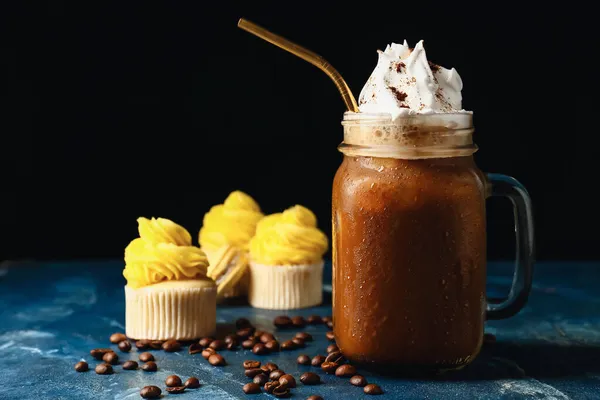 Mason Jar Tasty Iced Coffee Cream Cupcakes Table — Stock Photo, Image