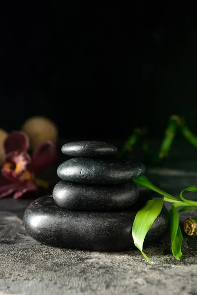 Koyu Arkaplanda Siyah Zen Taşı Yığını — Stok fotoğraf