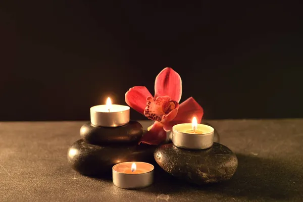 Velas Ardientes Con Piedras Flores Spa Sobre Mesa Sobre Fondo — Foto de Stock