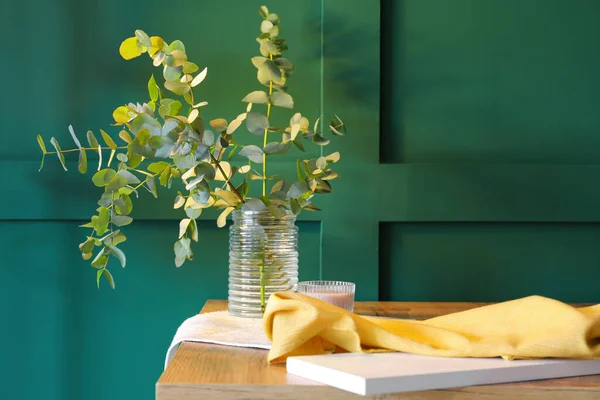 緑の壁の近くのテーブルの上にユーカリの枝の花瓶 — ストック写真