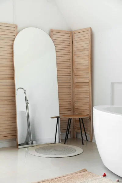 Espejo Mesa Cerca Pantalla Plegable Baño —  Fotos de Stock