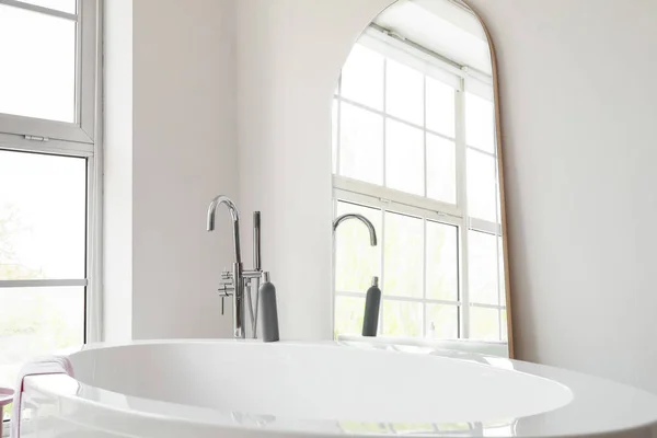 Современная Ванна Большое Зеркало Светлой Комнате — стоковое фото