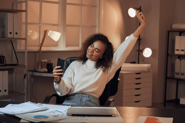 Mladá Afro Americká Žena Mobilním Telefonem Video Chatování Kanceláři Noci — Stock fotografie