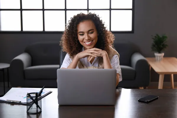 Beautiful African American Woman Laptop Video Chatting Office Night — Stock Photo, Image