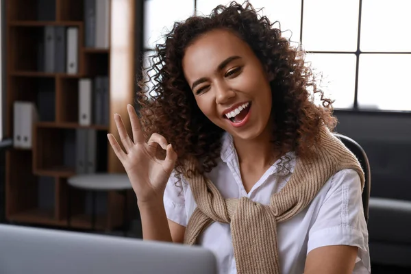 Beautiful African American Woman Showing Office Night — Stock Photo, Image