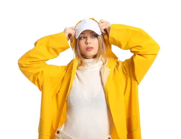 Νεαρή Γυναίκα Κίτρινο Παλτό Και Καπέλο Του Μπέιζμπολ Λευκό Φόντο — Φωτογραφία Αρχείου