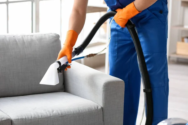 Männlicher Arbeiter Entfernt Schmutzflecken Vom Grauen Sofa Mit Staubsauger Zimmer — Stockfoto