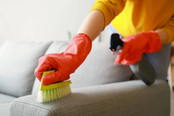 Sofá Gris Limpieza Mujer Con Cepillo Detergente Casa Primer Plano — Foto de Stock