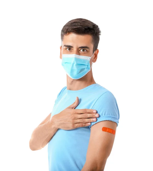 Jongeman Met Medisch Masker Pleister Zijn Arm Witte Achtergrond — Stockfoto
