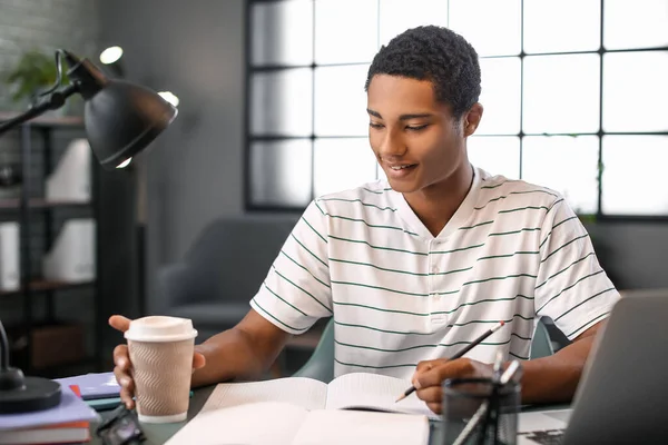 Estudiante Afroamericano Preparándose Para Examen Casa — Foto de Stock