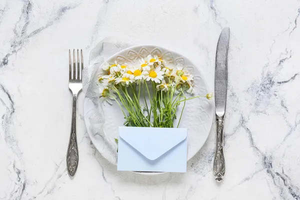 Prachtige Tafel Setting Met Bruiloft Uitnodiging Kamille Bloemen Lichte Achtergrond — Stockfoto
