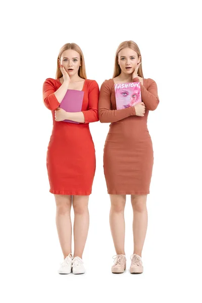 Überraschte Junge Zwillingsschwestern Mit Buch Und Magazin Auf Weißem Hintergrund — Stockfoto