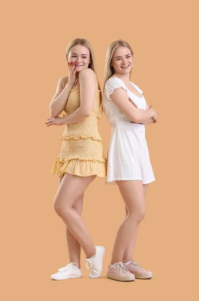 Mladé Blondýny Dvojče Sestry Béžové Pozadí — Stock fotografie