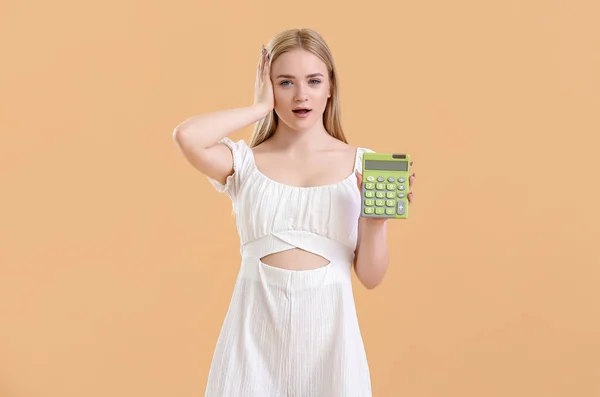 Surprised Young Blonde Woman Calculator Beige Background — Stock Photo, Image