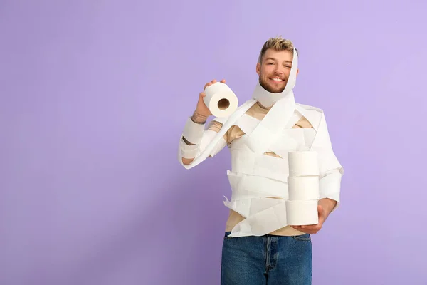 Zabawny Młody Człowiek Zawinięty Papier Toaletowy Tle Koloru — Zdjęcie stockowe