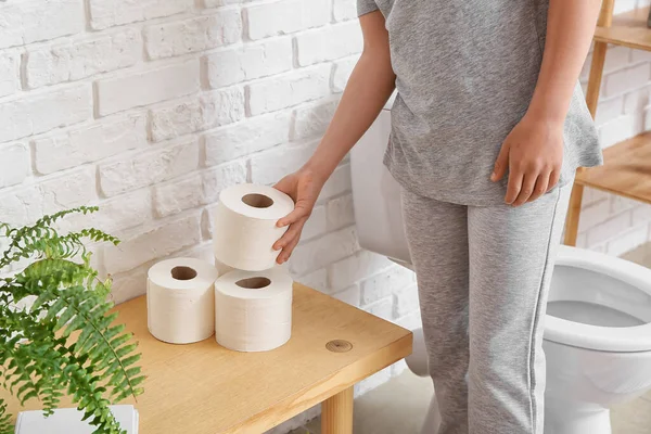 Menino Tomando Papel Higiênico Banheiro — Fotografia de Stock