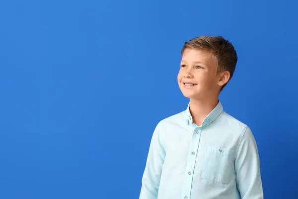 Niño Sonriente Con Camisa Sobre Fondo Azul — Foto de Stock